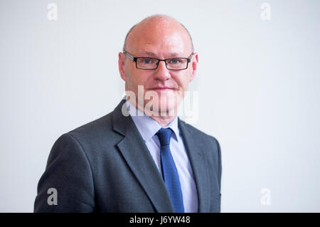 Le Sinn Fein des candidats à l'élection de 2017 Westminster Paul Maskey pour Belfast Ouest au cours de la fête de lancement du manifeste à la jonction Centre communautaire, Dungannon, Co Tyrone. Banque D'Images