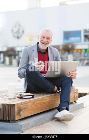 Man en ville avec smart phone Banque D'Images