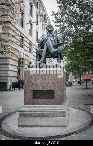 Statue de George Peabody, bienfaiteur de la London pauvres, dans la ville de London, UK Banque D'Images