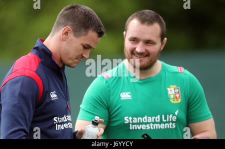 Johnny Sexton des Lions britanniques et irlandais discute avec Ken Owens pendant la séance d'entraînement à Carton House, dans le comté de Kildare.APPUYEZ SUR ASSOCIATION photo.Date de la photo: Lundi 22 mai 2017.Voir l'histoire de PA RugbyU Lions.Le crédit photo devrait se lire comme suit : Niall Carson/PA Wire.RESTRICTIONS : usage éditorial uniquement.Aucune utilisation commerciale. Banque D'Images