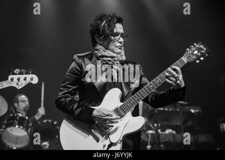 Le batteur Bobby Z et la guitariste Wendy Melvoin of the Revolution, le groupe de soutien du Prince des années 80, se produire au Phoenix concert Theatre de Toronto, au Canada Banque D'Images