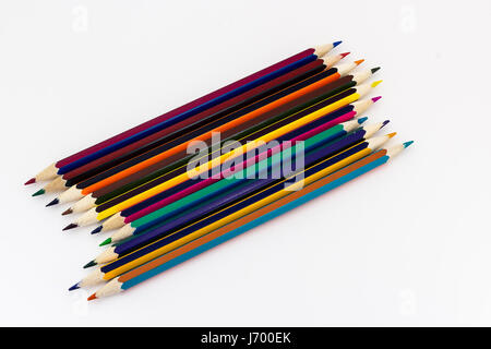 La ligne de crayons multicolores isolé sur fond blanc Banque D'Images