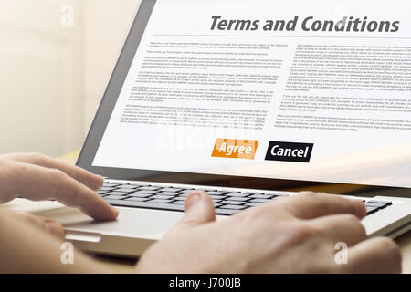 Concept d'affaires en ligne : l'homme à l'aide d'un ordinateur portable avec termes et conditions sur l'écran. Écran graphique sont constitués. Banque D'Images