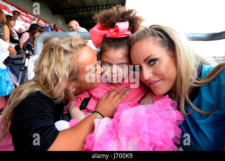 Le souhait de Jayla. Un match de football caritatif à Dagenham, Essex en aide à la jeune Jayla Agbonlahor, avec sa mère Louise Bostock et la célébrité Danielle Mason Banque D'Images