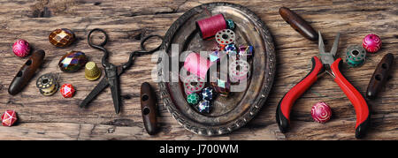 Ensemble glamour de perles pour des bijoux et des outils sur vintage background Banque D'Images