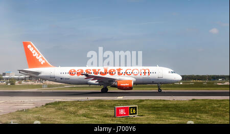 G-EZUP EasyJet Airbus A320-214 sur la piste à l'aéroport de Schiphol, Amsterdam, Pays-Bas, Europe Banque D'Images