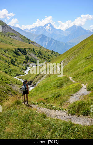 Trekking femme à côté de la rivière dans la vallée Ferrand Ferrand, Oisans, France, Europe. Banque D'Images