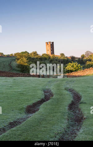 Broadway Tower au lever du soleil au printemps le long du chemin de Cotswold. Broadway, Cotswolds, Worcestershire, Angleterre. Banque D'Images