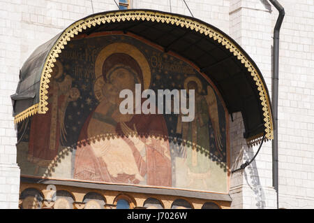 Moscow Kremlin : Vierge à l'enfant, décoration peinte de l'extérieur de la cathédrale de la Dormition, Église orthodoxe de la place de la Cathédrale Banque D'Images