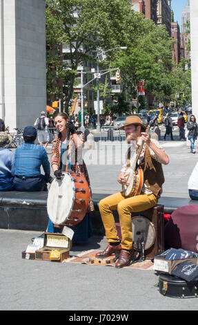 Musique bluegrass live jouée par deux musiciens, Coyote & Crow, dans le parc Washington Square de Greenwich Village, New York City Banque D'Images