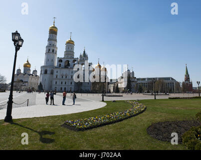 Moscow Kremlin : Ivan le Grand clocher, la tour la plus haute de l'immeuble construit en 1508, et l'Etat Kremlin Palace (Palais des Congrès) Banque D'Images