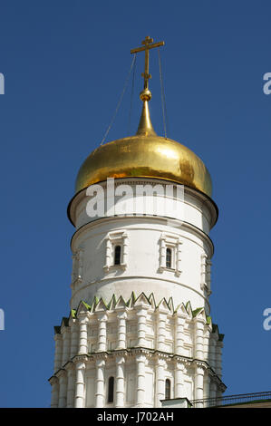 La Russie : le dôme doré de l'hypothèse beffroi, partie de l'Ivan le Grand clocher, le plus haut des tours dans le complexe - le Kremlin de Moscou Banque D'Images
