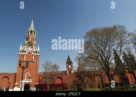 Kremlin de Moscou : la Tour Spasskaya Tower (sauveur), la tour principale avec un par-passage sur le mur qui donne sur la Place Rouge Banque D'Images