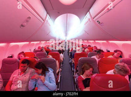 Les passagers des avions dans la cabine d'un avion de la compagnie aérienne Jet2 vol Boeing 737-800 de Lanzarote au Royaume-Uni Banque D'Images