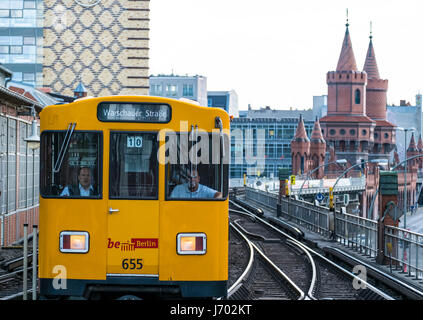 Métro U-Bahn de Berlin à Warschauer Strasse train station en berin, Allemagne