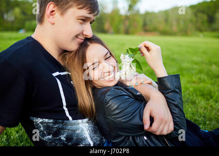 Un couple d'amoureux dans le parc. Le jour de la Saint-Valentin. Banque D'Images