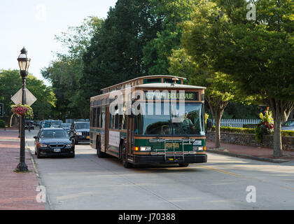 Trolleybus dans le quartier commerçant de l'Avenue Bellevue à Newport, Rhode Island, Banque D'Images