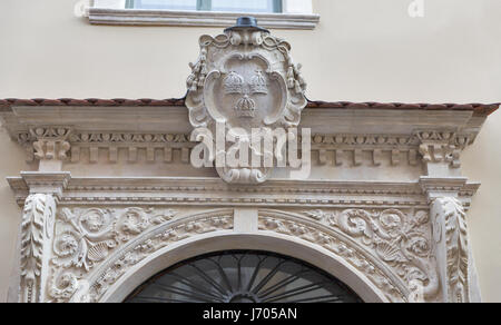 Armoiries de pierre ancienne avec crones libre au-dessus de l'entrée de la chambre à Cracovie, en Pologne. Banque D'Images