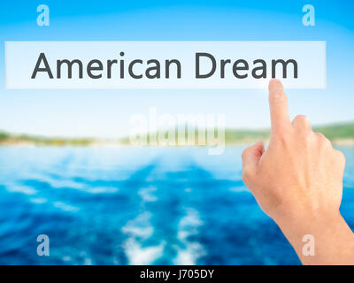 American Dream - part en appuyant sur un bouton sur l'arrière-plan flou concept . Le commerce, la technologie, internet concept. Stock Photo Banque D'Images