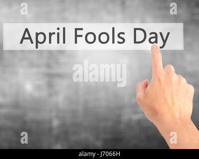 April Fools Day - part en appuyant sur un bouton sur l'arrière-plan flou concept . Le commerce, la technologie, internet concept. Stock Photo Banque D'Images