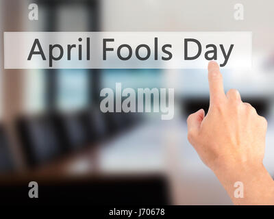 April Fools Day - part en appuyant sur un bouton sur l'arrière-plan flou concept . Le commerce, la technologie, internet concept. Stock Photo Banque D'Images