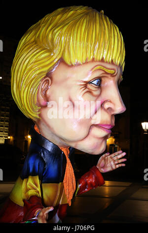 Acireale la Piazza Duomo. Trump, Merkel, macron et les autres puissants sur terre sont devenus des caricatures caricature-papier. Quelques jours après le G7, le Taormina artisans du carnaval d'Acireale, le sommet mondial des 26 et 27 mai a été honoré avec la satire et le scintillement de couleurs de l'carnascial la tradition. Le président français, Emmanuel Macron, Premier Ministre Paolo Gentiloni, la chancelière allemande Angela Merkel, le président américain Donald Trump, Theresa britannique peut, Justin Trudeau (Canada) et le Japonais Shinz Abe. Banque D'Images