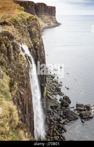 Kilt Rock cascade sur l'île de Skye en Ecosse. Banque D'Images