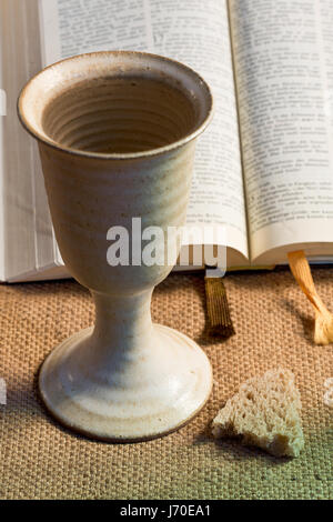 Calice de vin avec du pain et de la Sainte Bible Banque D'Images