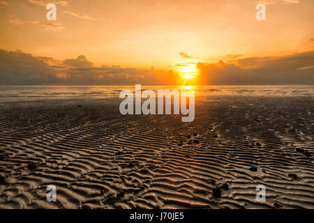 Les ondulations de sable à marée basse sur la plage de Santa Fe de Bantayan, Philippines. Banque D'Images