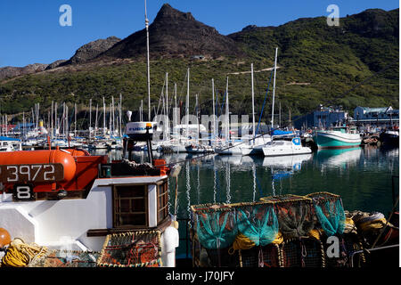 Trawler avec pots d'écrevisses sur le pont dans le port de Hout Bay, près de Cape Town, Afrique du Sud. Banque D'Images