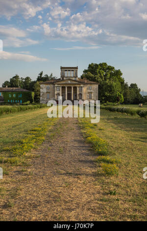 Ancienne maison néoclassique italien à l'intérieur Parc et Ciel bleu avec des nuages Banque D'Images