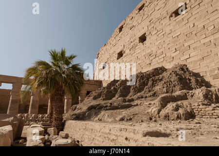 Rampes de boue derrière premier pylône à Karnak Temple, Luxor, Egypte Ville Banque D'Images