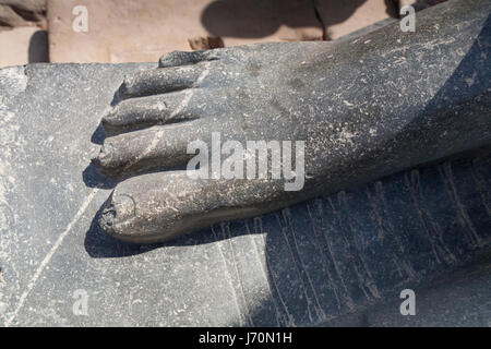 Close up of carved pied de statue au Temple de Karnak, Louxor, Egypte Banque D'Images