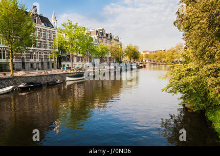 Satellite, bateaux et bâtiments dans le centre de Amsterdam Banque D'Images