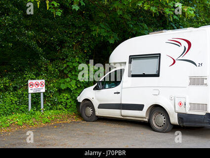 25 Romahome, petit camping, garée à côté de signer : Pas de Canot Camping, England UK Banque D'Images