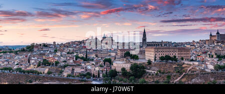 Large panorama de coucher de soleil sur Tolède, Espagne Banque D'Images