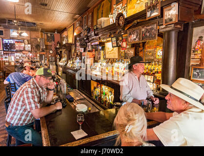 Big Nose Kate's Saloon avec vitraux et beaucoup de vieux west caractère dans Tombstone, en Arizona. Tombstone est une ville historique dans le sud de l'Arizona, United S Banque D'Images