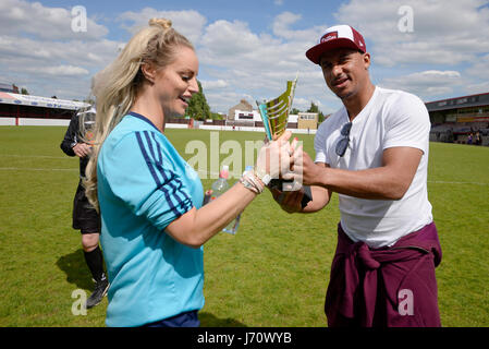 Danielle Mason (mannequin, Big Fat Gypsy Wedding) ayant joué dans un match de football caritatif recevant un trophée du footballeur Gabriel Agbonlahor Banque D'Images