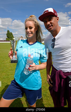 Danielle Mason (mannequin, Big Fat Gypsy Wedding) ayant joué dans un match de football caritatif recevant un trophée du footballeur Gabriel Agbonlahor Banque D'Images