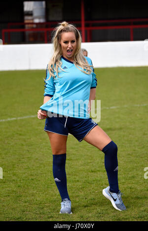 Danielle Mason (mannequin, Big Fat Gypsy Wedding) jouant dans un match de football caritatif pour Jayla Agbonlahor à Dagenham, Essex, Royaume-Uni Banque D'Images