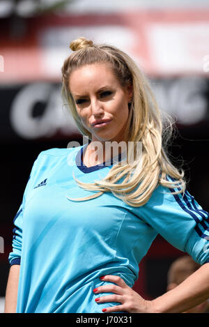 Danielle Mason (mannequin, Big Fat Gypsy Wedding) jouant dans un match de football caritatif pour Jayla Agbonlahor à Dagenham, Essex, Royaume-Uni Banque D'Images