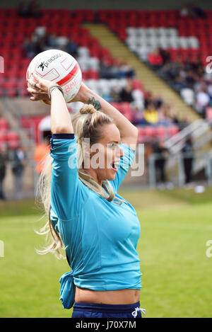 Danielle Mason (mannequin, Big Fat Gypsy Wedding) jouant dans un match de football caritatif pour Jayla Agbonlahor à Dagenham, Essex, Royaume-Uni Banque D'Images