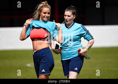 Danielle Mason (mannequin, Big Fat Gypsy Wedding) jouant dans un match de football caritatif pour Jayla Agbonlahor et montrant son soutien-gorge à Dagenham, Essex, Royaume-Uni Banque D'Images