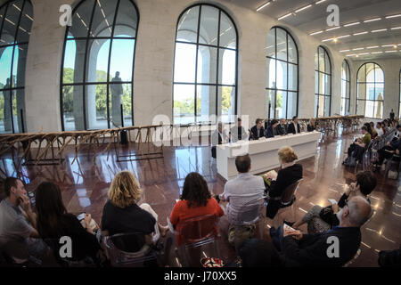 Rome, Italie. 22 mai, 2017. Au cours de la conférence de presse, dans le cadre de l'exposition 'Matrice' par Giuseppe Penone, pour la présentation de ' Foglie di Pietra', le travail de l'artiste qui sera installé dans Largo Goldoni devant la Maison Fendi. Credit : Andrea Ronchini/Pacific Press/Alamy Live News Banque D'Images