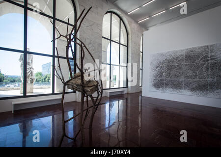 Rome, Italie. 22 mai, 2017. Au cours de la conférence de presse, dans le cadre de l'exposition 'Matrice' par Giuseppe Penone, pour la présentation de ' Foglie di Pietra', le travail de l'artiste qui sera installé dans Largo Goldoni devant la Maison Fendi. Credit : Andrea Ronchini/Pacific Press/Alamy Live News Banque D'Images