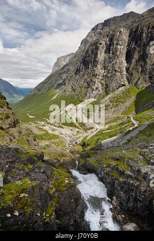 Route de montagne norvégienne. Trollstigen. Cascade Stigfossen. La Norvège paysage touristique Banque D'Images