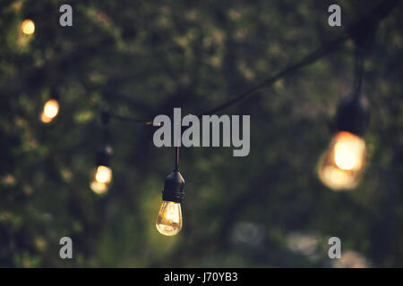 Piscine string lights hanging on a line in backyard Banque D'Images