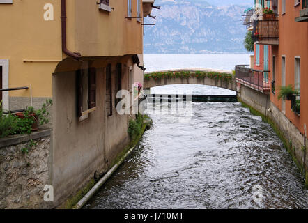 Cassone di Malcesine pont sur le lac de Garde en Italie Banque D'Images