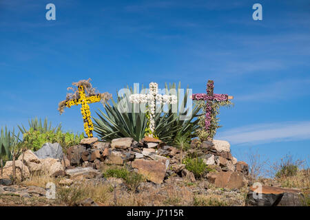 Trois croix décorée de fleurs au sommet d'une colline marquant le Dia de la Cruz célébration le 3 mai à Tenerife, Îles Canaries, Espagne Banque D'Images