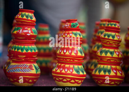 Des pots en argile colorée localement appelé Shokher Hari affichage à l' 'Mela Karu (foire d'artisanat) au Bangla Academy locaux à Dhaka, au Bangladesh. Banque D'Images